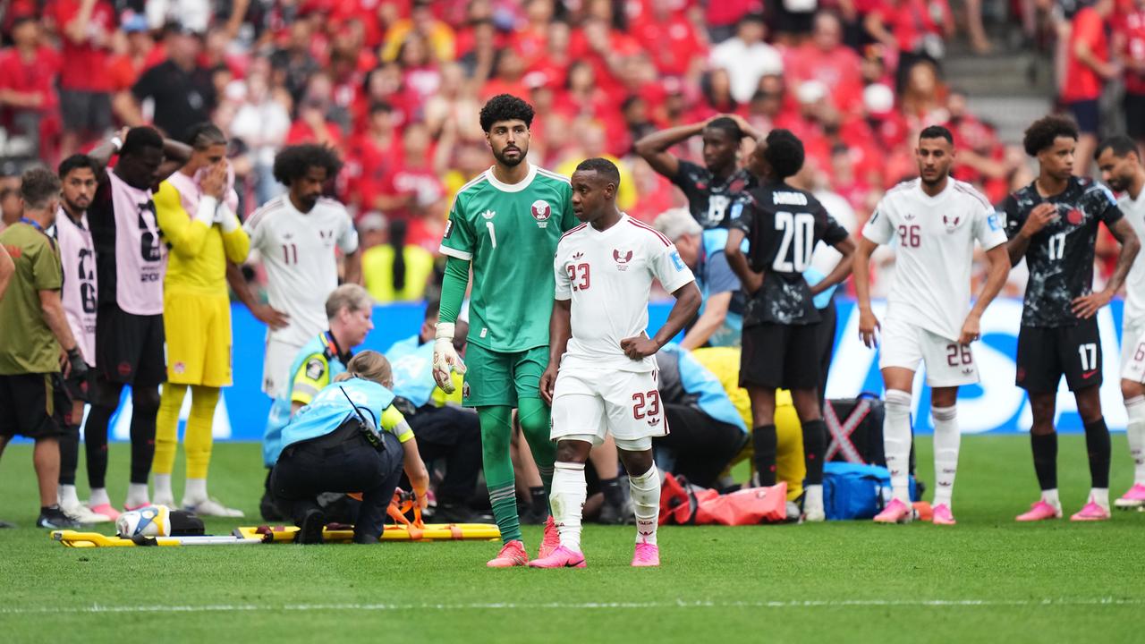 Kanada - Katar, Assim Madibo aus Katar verlässt das Spielfeld, nachdem er wegen eines Fouls an dem Kanadier Ismael Kone, der im Hintergrund medizinisch versorgt wird, die Rote Karte erhalten hat.
