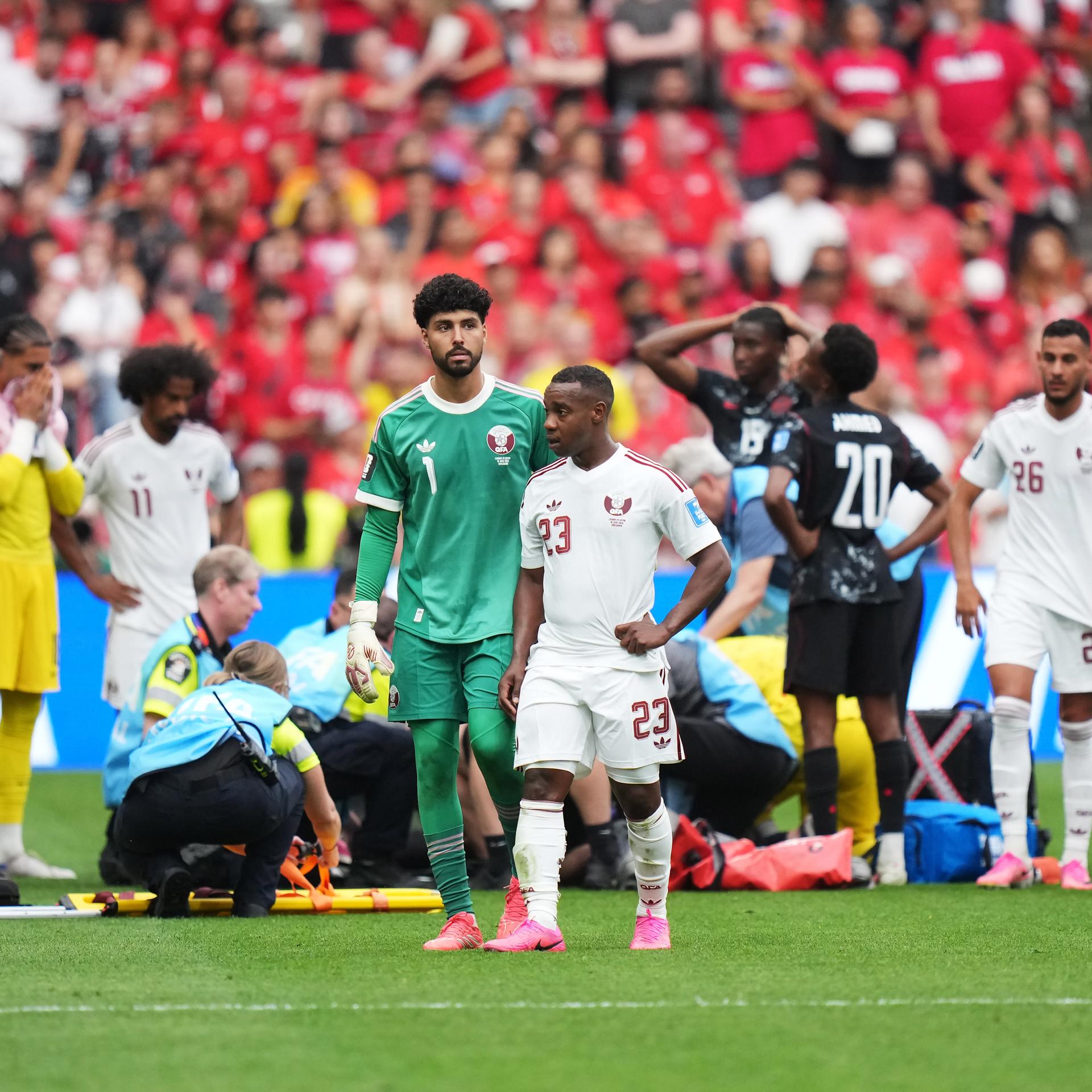 Kanada - Katar, Assim Madibo aus Katar verlässt das Spielfeld, nachdem er wegen eines Fouls an dem Kanadier Ismael Kone, der im Hintergrund medizinisch versorgt wird, die Rote Karte erhalten hat.
