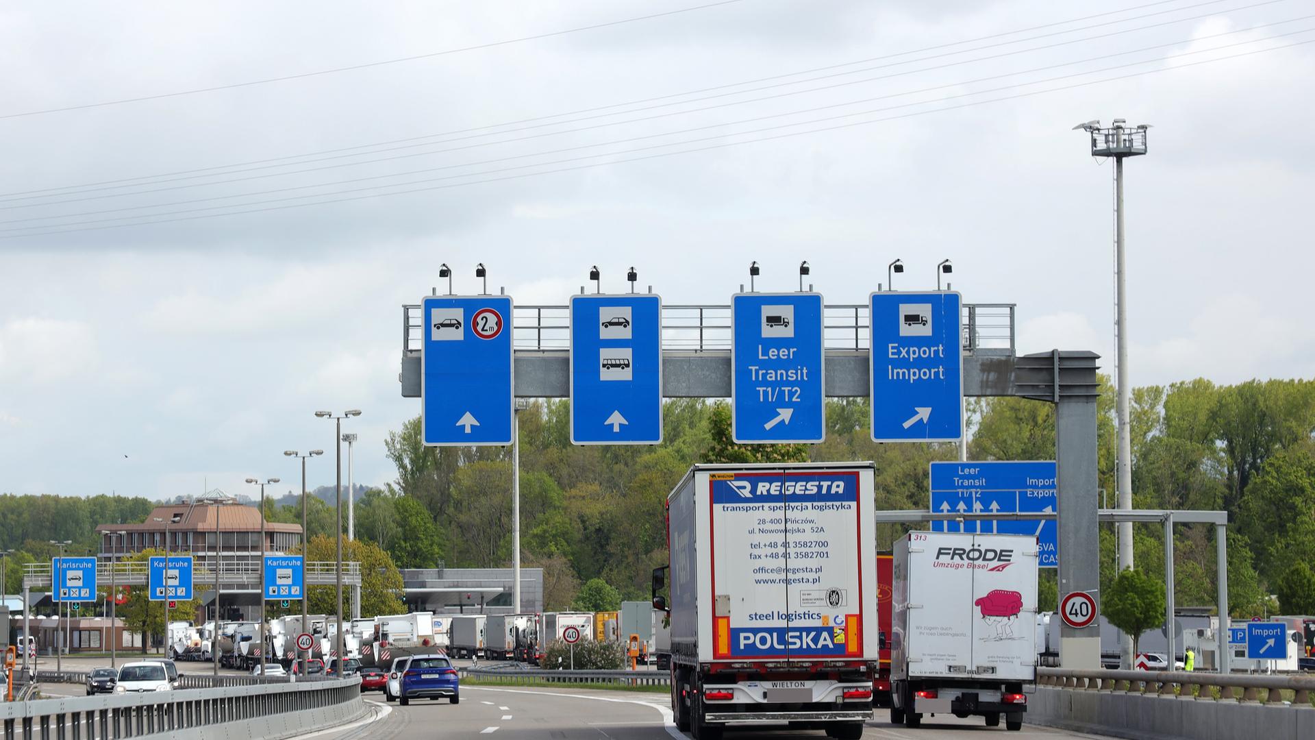 Autobahn bei Basel an der Grenze Richtung Deutschland Autobahn bei Basel an der Grenze Richtung Deutschland