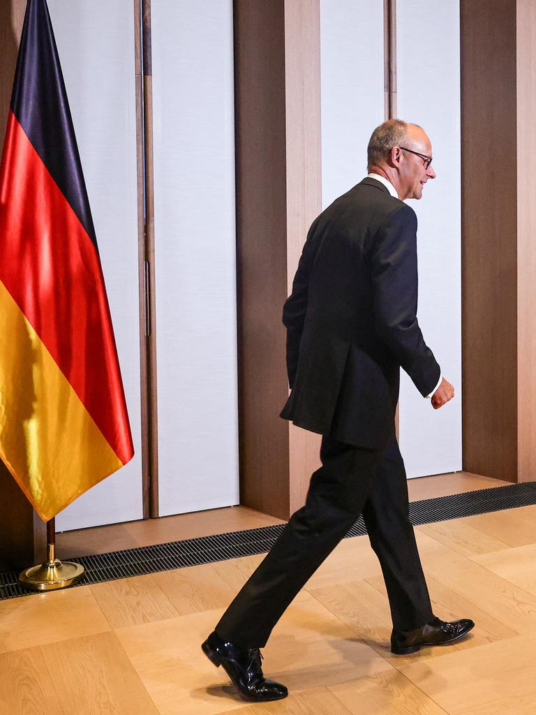 Der deutsche Bundeskanzler Friedrich Merz trifft am 10. September 2026 zu einem Galadinner in der offiziellen Residenz des Bundespräsidenten am Spreebogen in Berlin ein. Er geht durch einen Flur, neben ihm die deutsche Flagge. Der deutsche Bundeskanzler Friedrich Merz trifft am 10. September 2026 zu einem Galadinner in der offiziellen Residenz des Bundespräsidenten am Spreebogen in Berlin ein. Er geht durch einen Flur, neben ihm die deutsche Flagge.