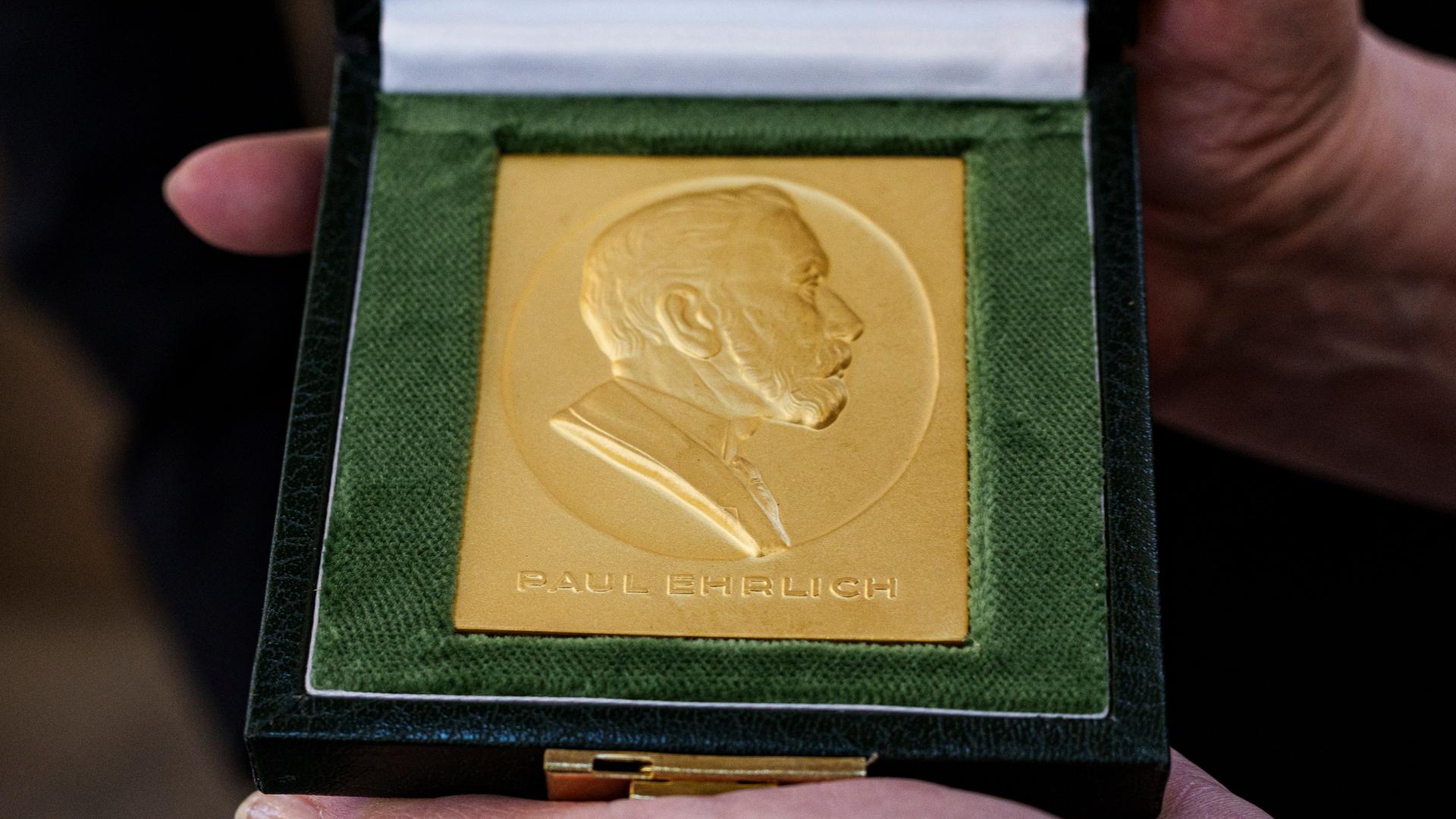 Zu sehen ist eine Medaille in Gold mit dem Bildnis des Mediziners und Forschers Paul Ehrlich. Zu sehen ist eine Medaille in Gold mit dem Bildnis des Mediziners und Forschers Paul Ehrlich.