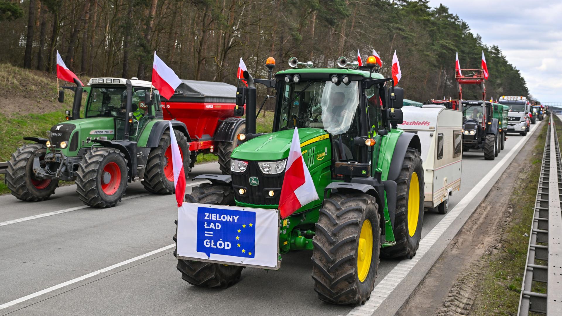 Landwirte aus Polen sind auf der Autostrada A2 (Europastraße 30) mit ihren Fahrzeugen in Richtung deutsch-polnische Grenze unterwegs. Bauernproteste haben zu erheblichen Verkehrsbehinderungen im Grenzgebiet um Frankfurt (Oder) geführt. 