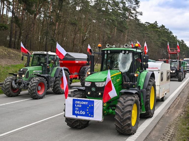 Landwirte aus Polen sind auf der Autostrada A2 (Europastraße 30) mit ihren Fahrzeugen in Richtung deutsch-polnische Grenze unterwegs. Bauernproteste haben zu erheblichen Verkehrsbehinderungen im Grenzgebiet um Frankfurt (Oder) geführt. 