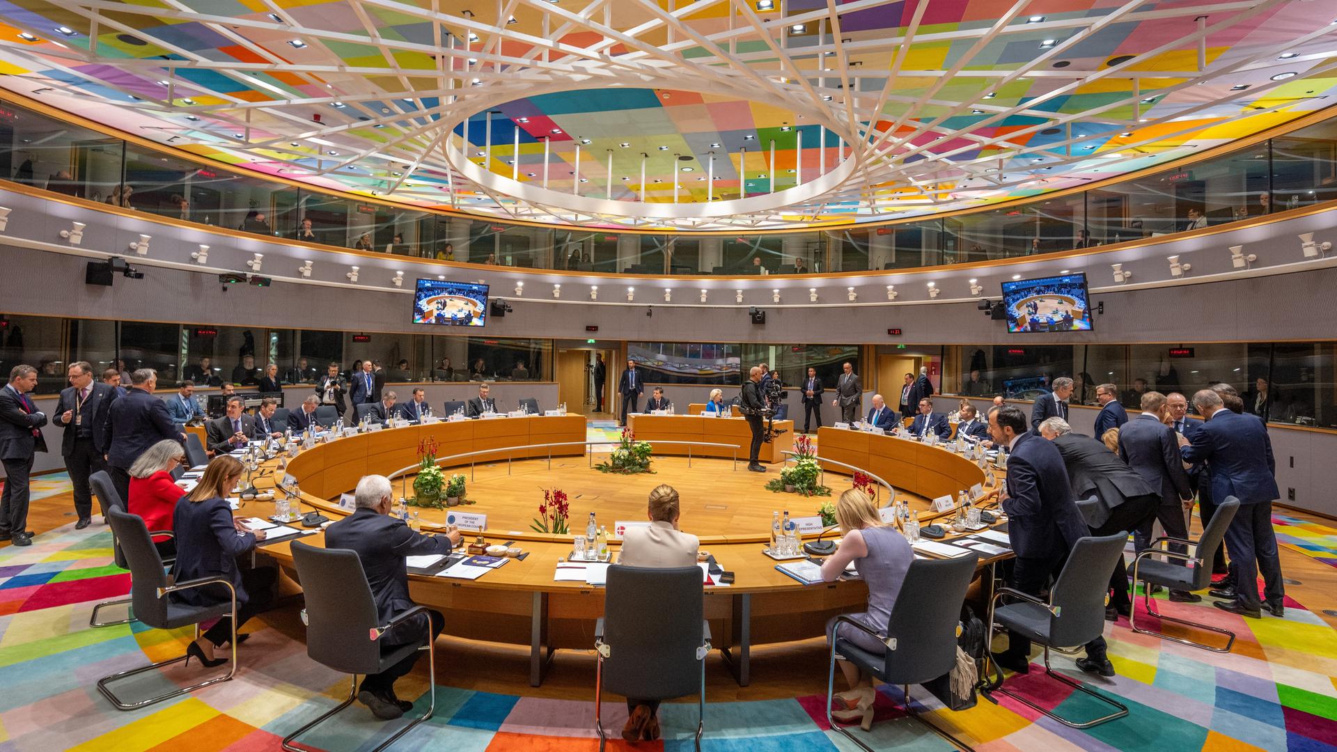 Viele Menschen sitzen um einen runden Tisch bei einer Arbeitssitzung des Europäischen Rates 