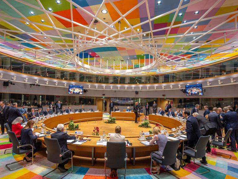 Viele Menschen sitzen um einen runden Tisch bei einer Arbeitssitzung des Europäischen Rates Viele Menschen sitzen um einen runden Tisch bei einer Arbeitssitzung des Europäischen Rates