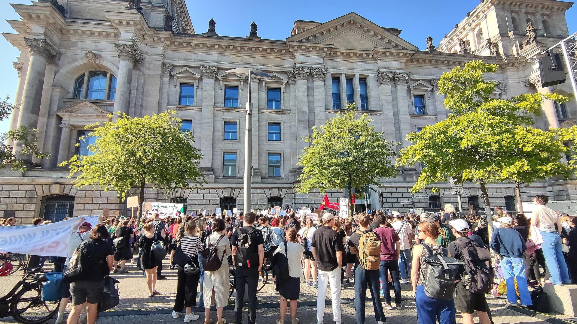 Vor dem Bundestagsgebäude haben sic mehrere Menschen versammelt, um zu demonstrieren. Vor dem Bundestagsgebäude haben sic mehrere Menschen versammelt, um zu demonstrieren.