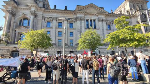 Vor dem Bundestagsgebäude haben sic mehrere Menschen versammelt, um zu demonstrieren. Vor dem Bundestagsgebäude haben sic mehrere Menschen versammelt, um zu demonstrieren.