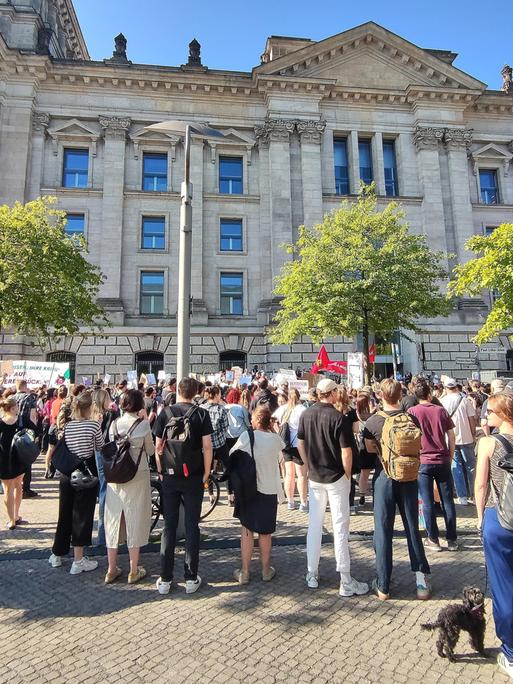 Vor dem Bundestagsgebäude haben sic mehrere Menschen versammelt, um zu demonstrieren. Vor dem Bundestagsgebäude haben sic mehrere Menschen versammelt, um zu demonstrieren.