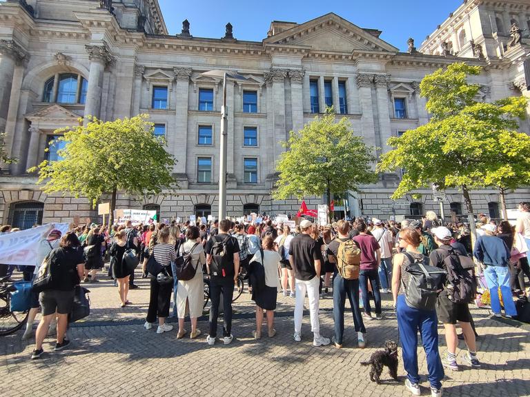 Vor dem Bundestagsgebäude haben sic mehrere Menschen versammelt, um zu demonstrieren. Vor dem Bundestagsgebäude haben sic mehrere Menschen versammelt, um zu demonstrieren.