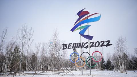 Das olympische Logo der Winterspiele 2022 und die olympischen Ringe. Die olympischen Winterspiele in Peking finden vom 04. – 20.02.2022 unter strengen Corona-Auflagen statt.  