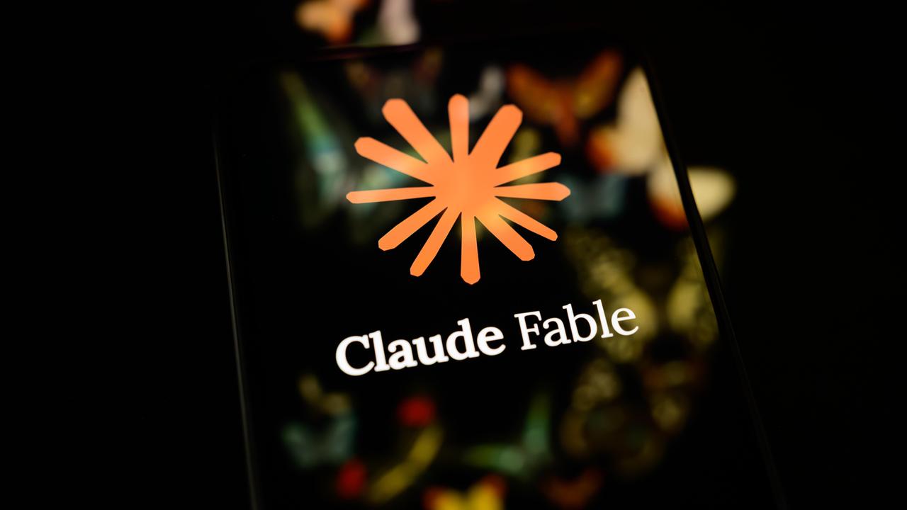 Das Logo des KI-Modells Claude Fable 5 von Anthropic auf einem Display Das Logo des KI-Modells Claude Fable 5 von Anthropic auf einem Display