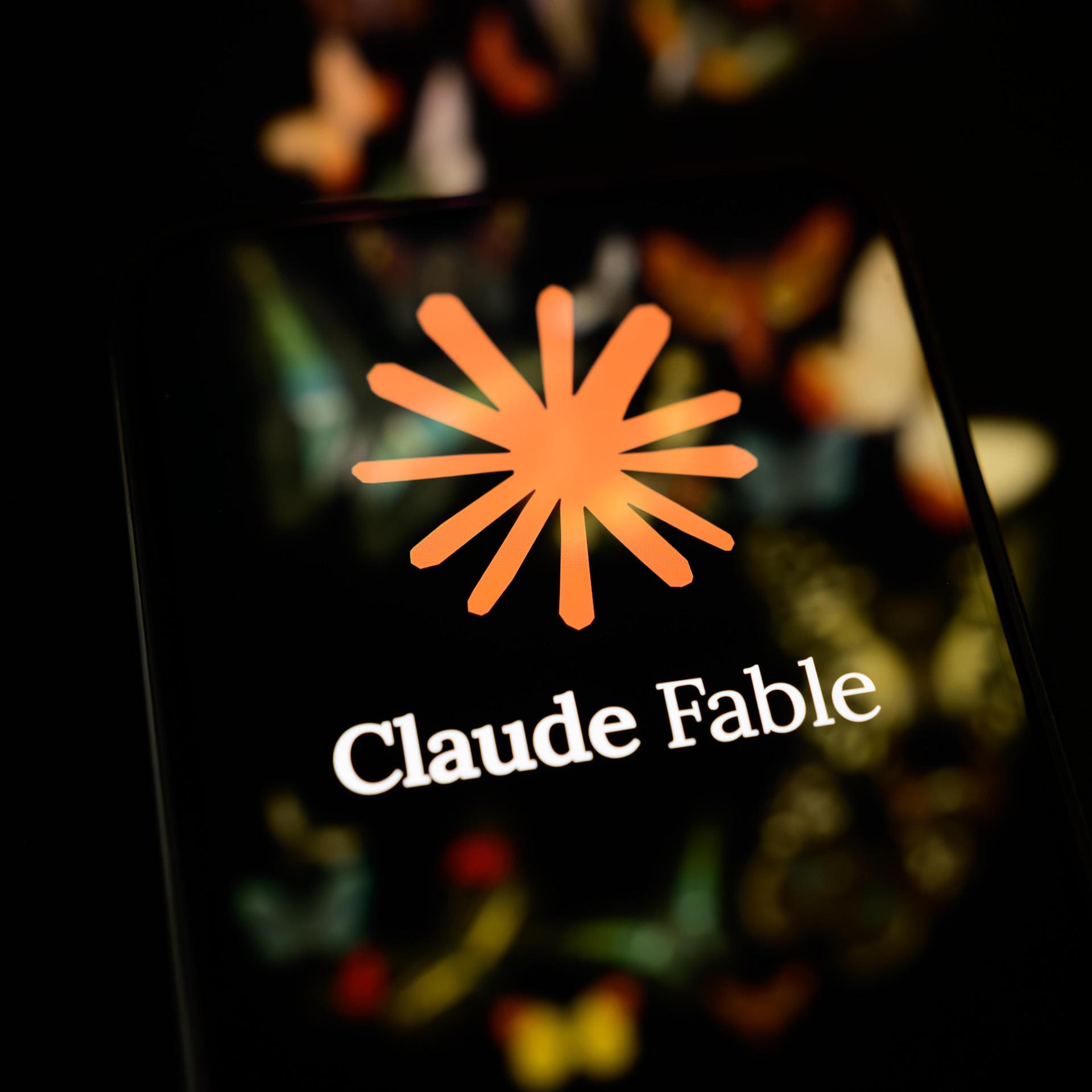 Das Logo des KI-Modells Claude Fable 5 von Anthropic auf einem Display