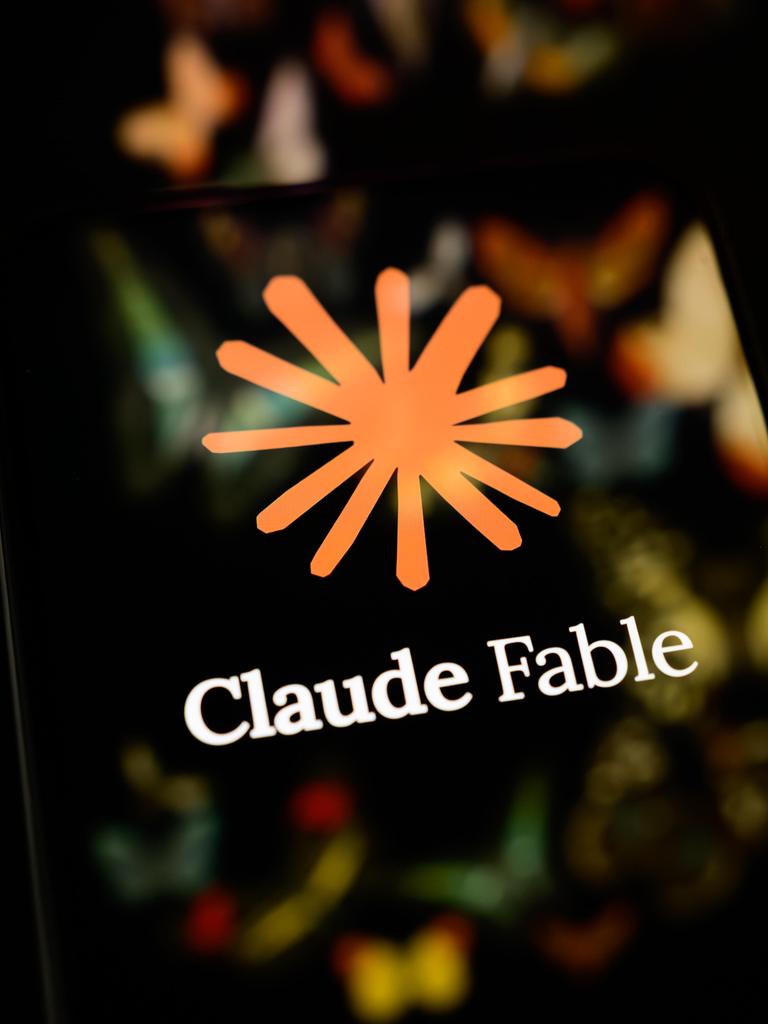 Das Logo des KI-Modells Claude Fable 5 von Anthropic auf einem Display