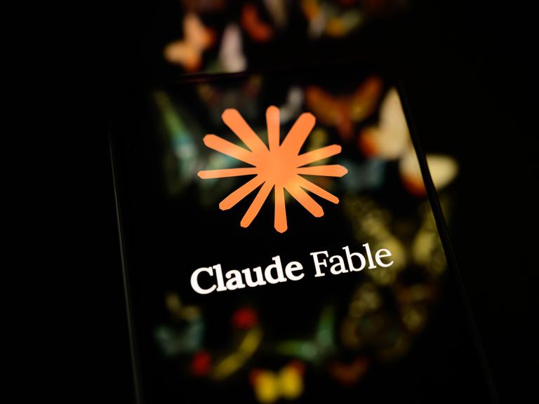 Das Logo des KI-Modells Claude Fable 5 von Anthropic auf einem Display