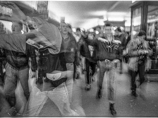 Eine bedrohliche Gruppe junger Männer in Bewegung und unscharf fotografiert. Eine bedrohliche Gruppe junger Männer in Bewegung und unscharf fotografiert.