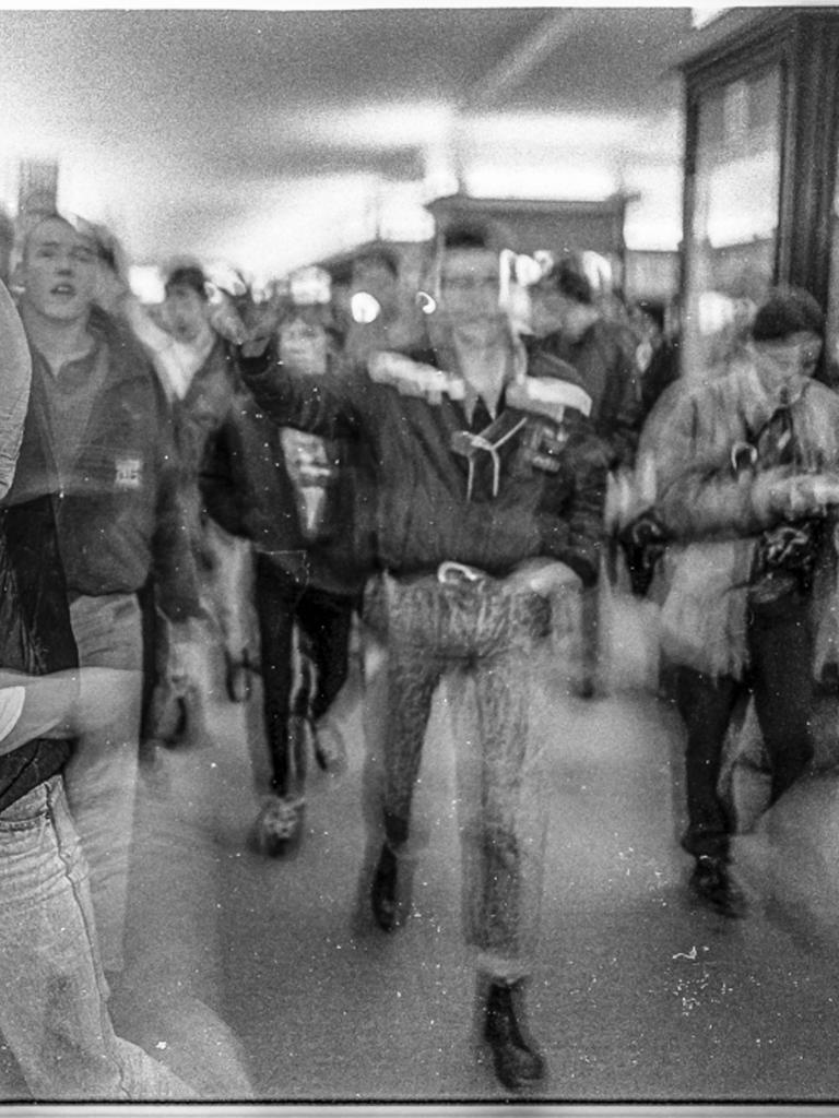 Eine bedrohliche Gruppe junger Männer in Bewegung und unscharf fotografiert. Eine bedrohliche Gruppe junger Männer in Bewegung und unscharf fotografiert.