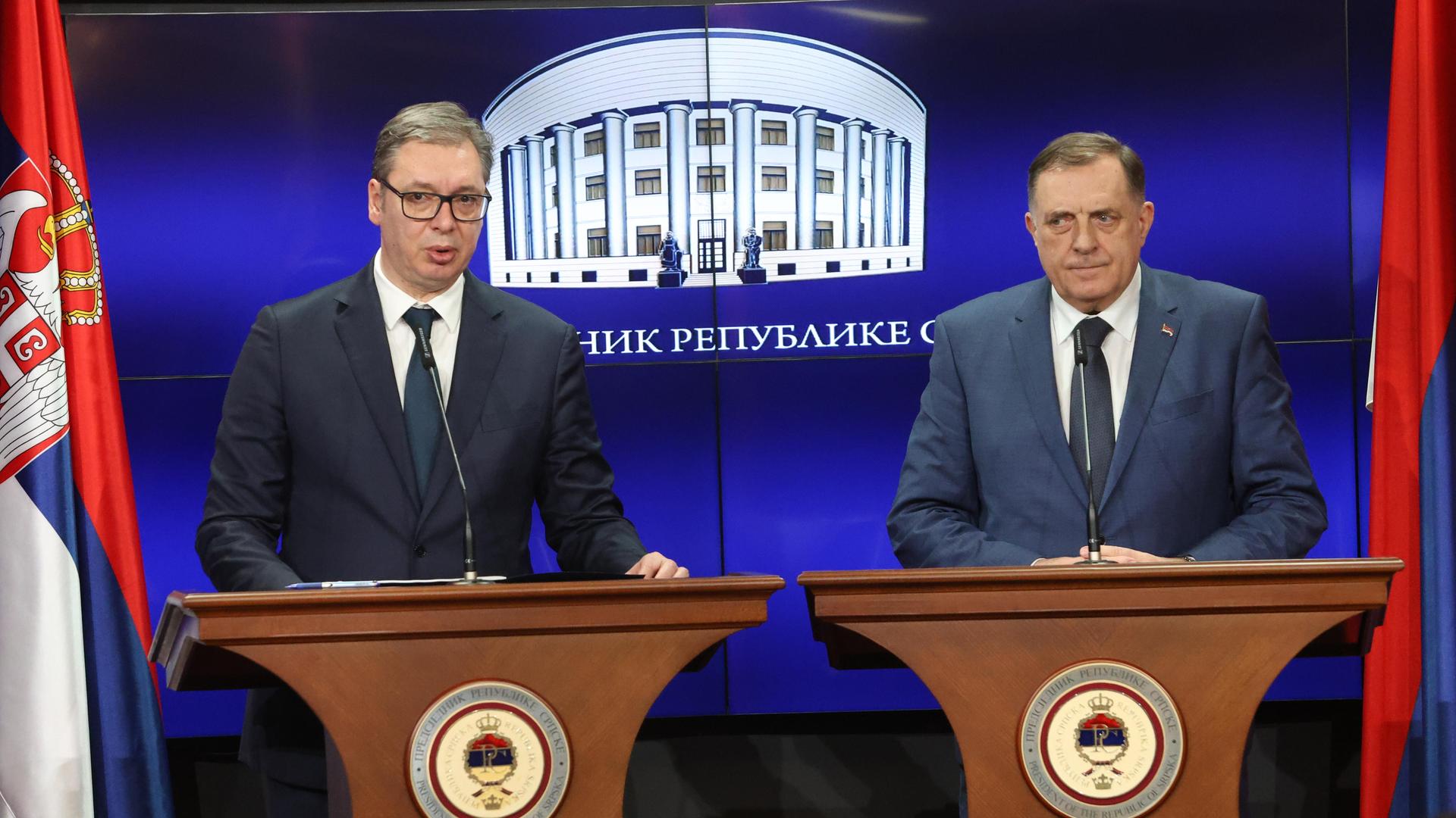 Serbiens Präsident Aleksandar Vucic mit Serben-Führer und Präsident der Republik Srpska, Milorad Dodik (r) bei einer gemeinsamen Pressekonferenz