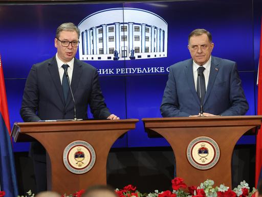 Serbiens Präsident Aleksandar Vucic mit Serben-Führer und Präsident der Republik Srpska, Milorad Dodik (r) bei einer gemeinsamen Pressekonferenz