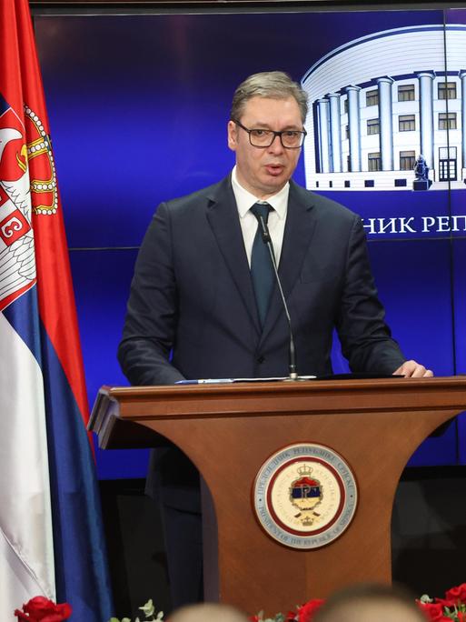 Serbiens Präsident Aleksandar Vucic mit Serben-Führer und Präsident der Republik Srpska, Milorad Dodik (r) bei einer gemeinsamen Pressekonferenz