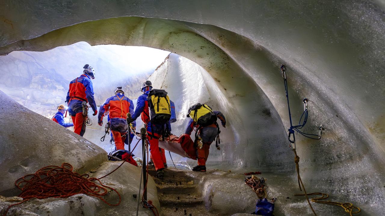 Höhlenretter der Bergwacht Bayern retten einen Verletzten aus der Schellenberger Eishöhle im Berchtesgardener Land