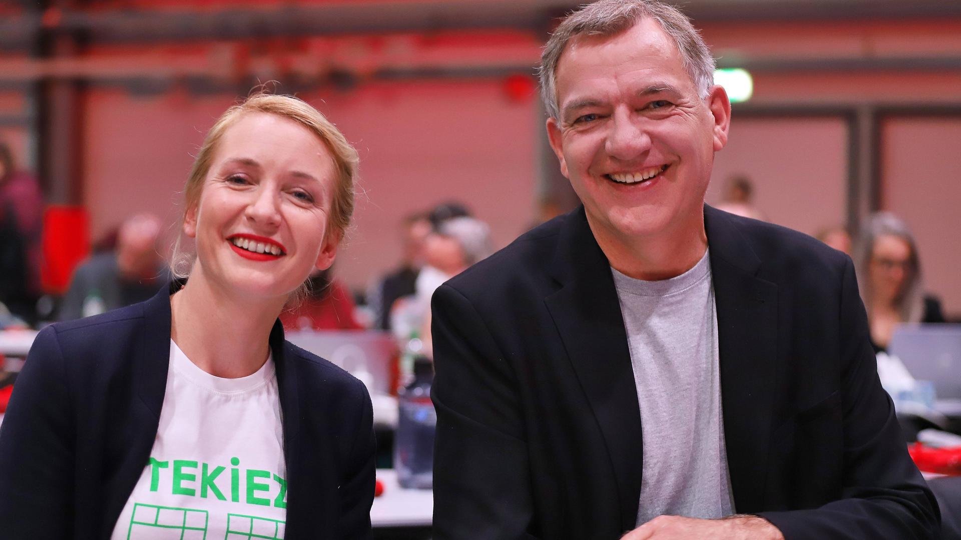 Jan van Aken gemeinsam mit Ines Schwerdtner (l.) beim Linken-Parteitag in Halle am 18. Oktober 2024.