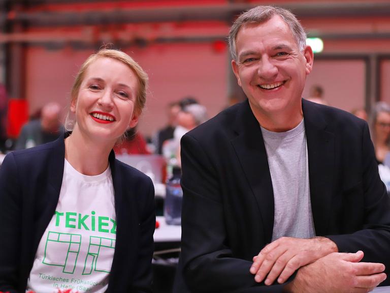 Jan van Aken gemeinsam mit Ines Schwerdtner (l.) beim Linken-Parteitag in Halle am 18. Oktober 2024.