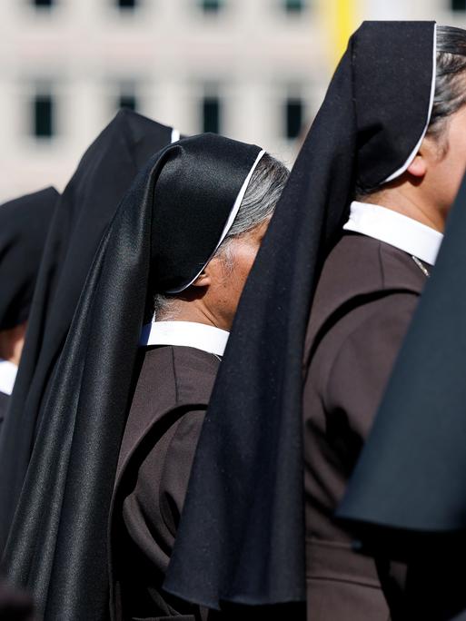 Nonnen lauschen Erzbischof Rainer Maria Kardinal Woelki beim Pontifikalamt zu Fronleichnam 2022 auf dem Roncalliplatz Nonnen lauschen Erzbischof Rainer Maria Kardinal Woelki beim Pontifikalamt zu Fronleichnam 2022 auf dem Roncalliplatz