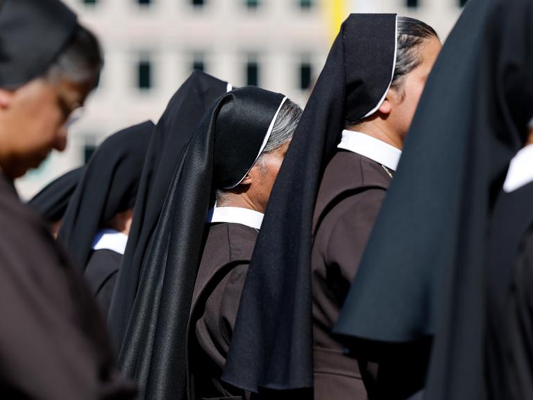 Nonnen lauschen Erzbischof Rainer Maria Kardinal Woelki beim Pontifikalamt zu Fronleichnam 2022 auf dem Roncalliplatz Nonnen lauschen Erzbischof Rainer Maria Kardinal Woelki beim Pontifikalamt zu Fronleichnam 2022 auf dem Roncalliplatz