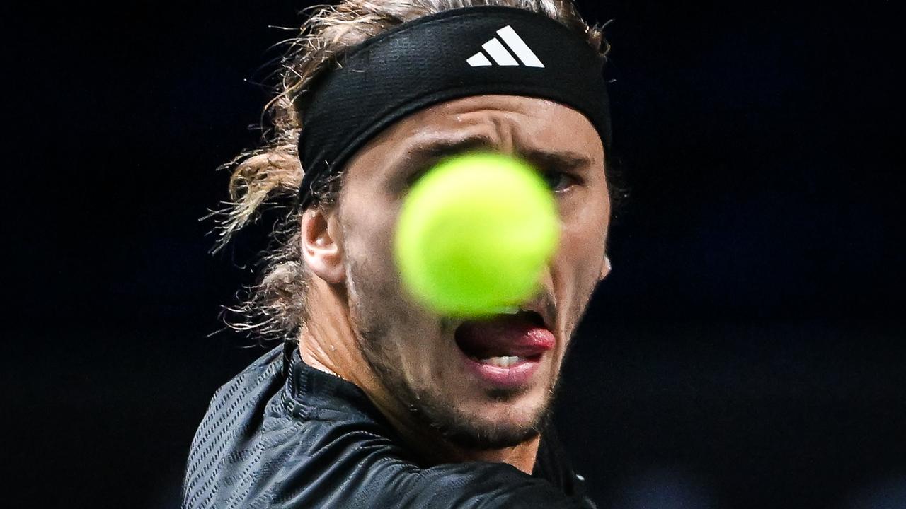 Alexander Zverev in Aktion. Er fixiert den Tennisball und bereitet sich auf den Schlag vor. Alexander Zverev in Aktion. Er fixiert den Tennisball und bereitet sich auf den Schlag vor.