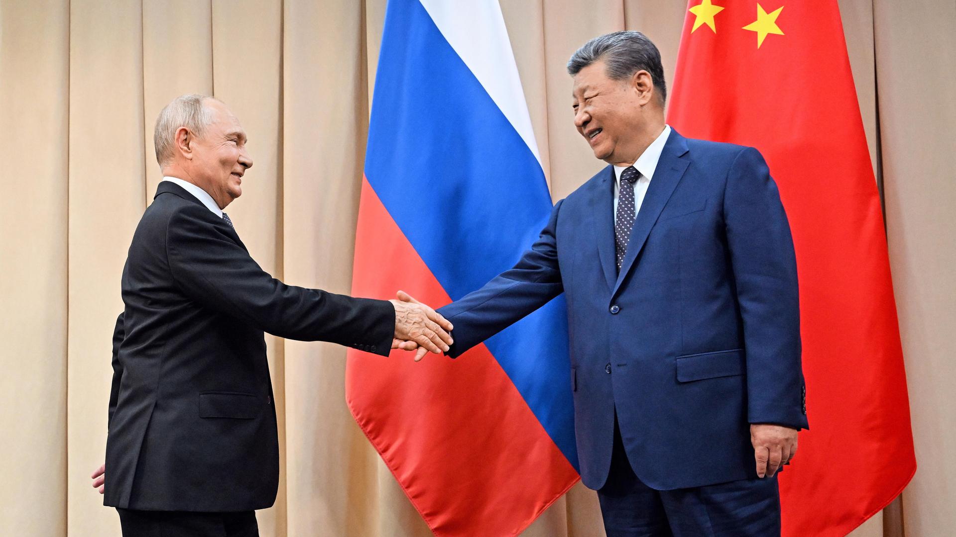 Russlands Präsident Wladimir Putin und Chinas Staatsoberhaupt Xi Jinping geben sich die Hand. Russlands Präsident Wladimir Putin und Chinas Staatsoberhaupt Xi Jinping geben sich die Hand.