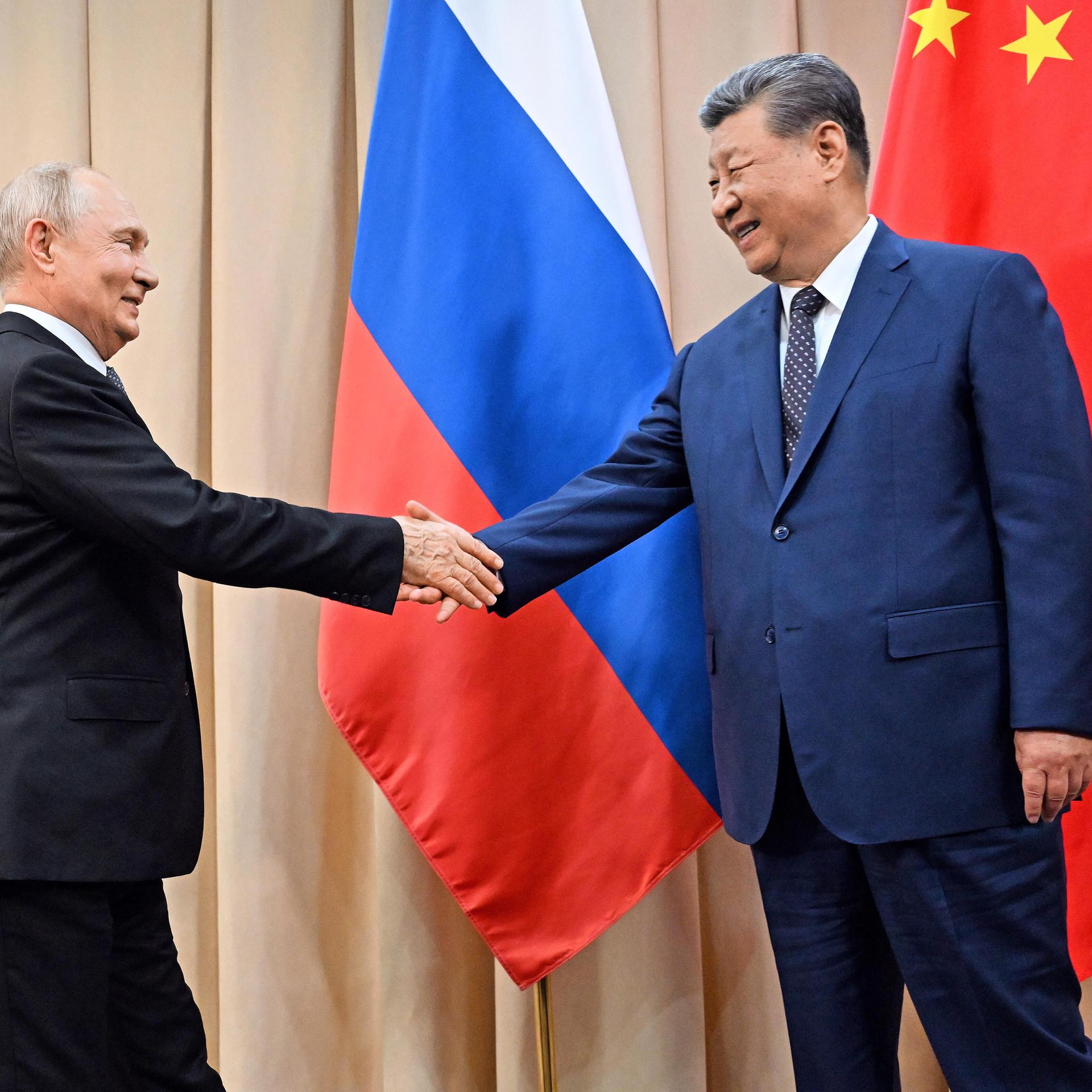 Russlands Präsident Wladimir Putin und Chinas Staatsoberhaupt Xi Jinping geben sich die Hand.
