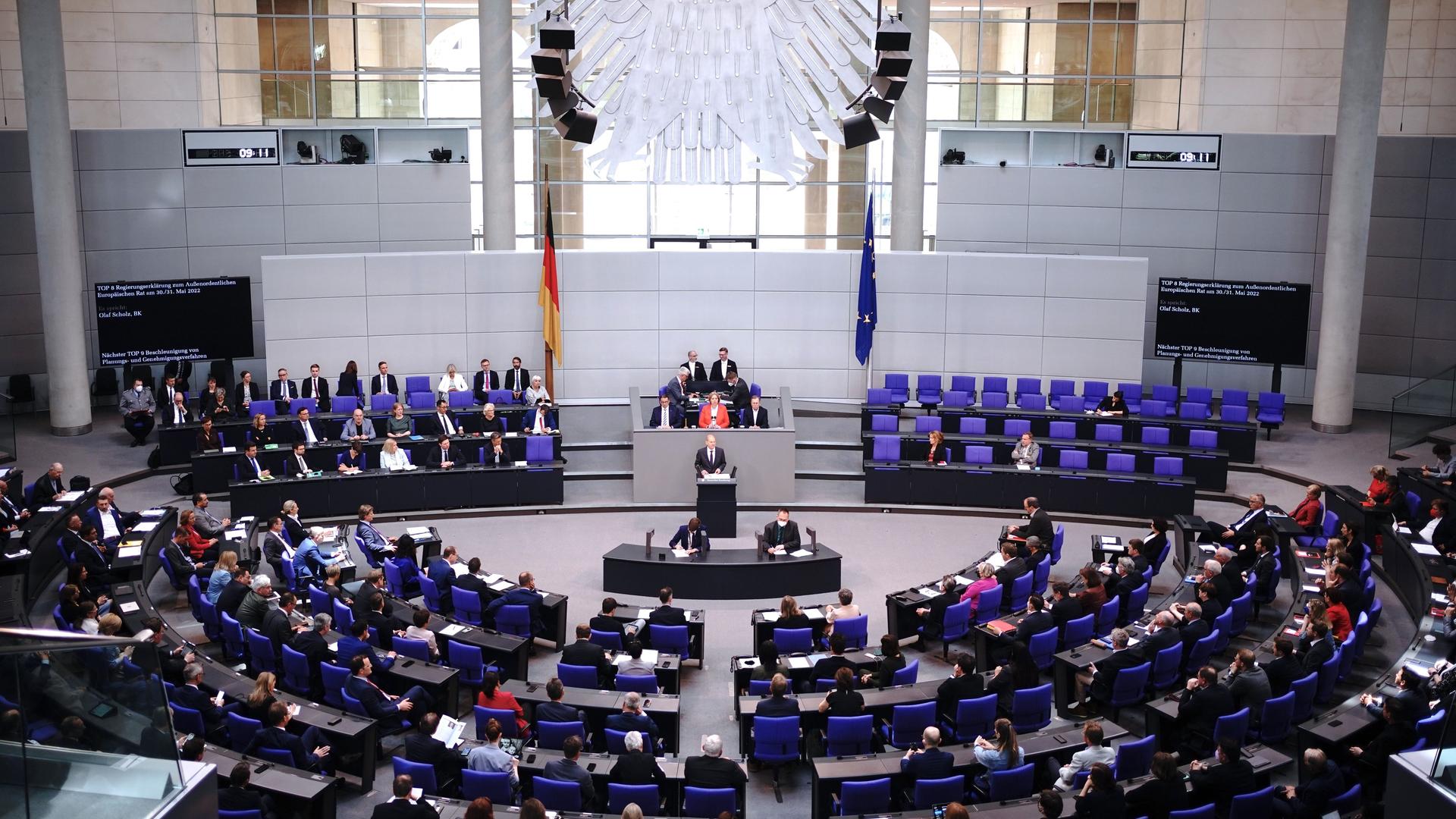 Abgeordnete sitzen bei einer Sitzung des Bundestags in Berlin.