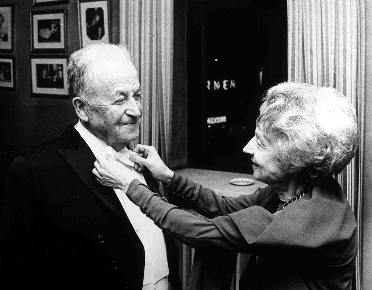 Schriftsteller Samuel Agnon erhielt 1966 den Nobelpreis für Literatur. Im Bild bindet ihm Mit-Gewinnerin Nelly Sachs die Fliege. Beide lächeln erfreut. 