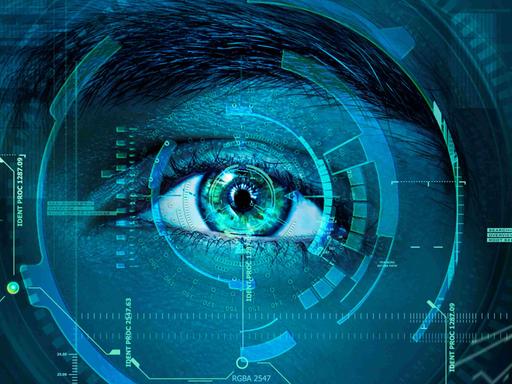 Ein menschliches Auge, umgeben von digitalen Datenüberlagerungen einer biometrischen Erfassung.