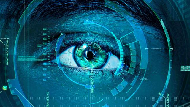 Ein menschliches Auge, umgeben von digitalen Datenüberlagerungen einer biometrischen Erfassung.