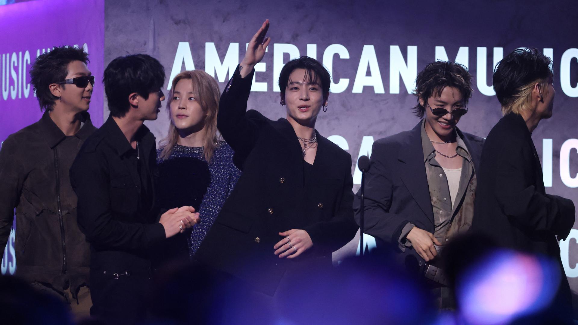Die südkoreanische Boygroup BTS nimmt den Preis als „Künstler des Jahres“ bei den American Music Awards entgegen. Die südkoreanische Boygroup BTS nimmt den Preis als „Künstler des Jahres“ bei den American Music Awards entgegen.