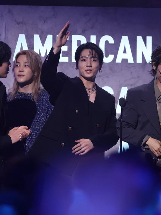 Die südkoreanische Boygroup BTS steht beim Preis als „Künstler des Jahres“ bei den American Music Awards auf der Bühne