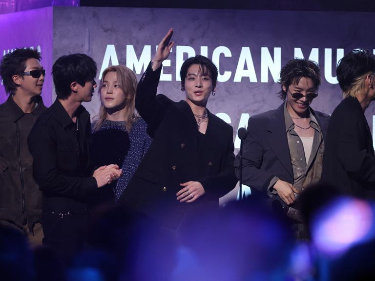 Die südkoreanische Boygroup BTS steht beim Preis als „Künstler des Jahres“ bei den American Music Awards auf der Bühne