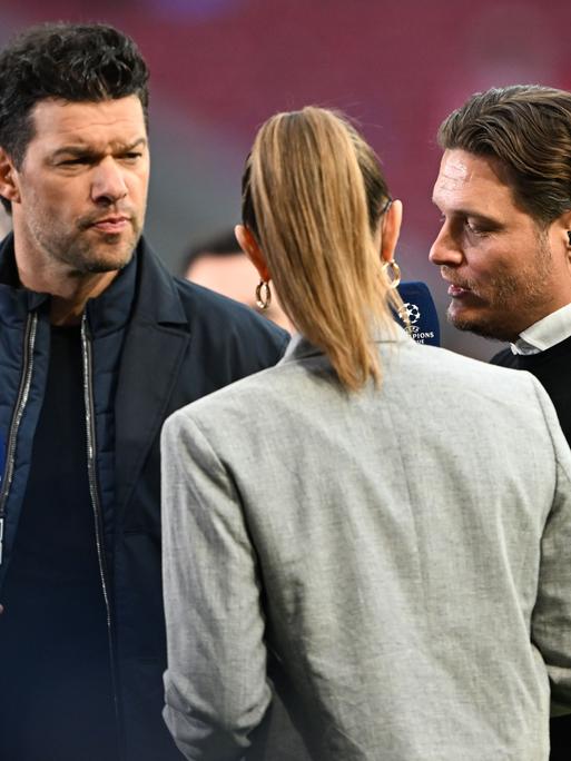 Fußball: Champions League, Atlético Madrid - Borussia Dortmund, K.o.-Runde, Viertelfinale, Hinspiele, Wanda Metropolitano. Michael Ballack, TV-Experte von DAZN für die UEFA Champions League, interviewt Dortmunds Trainer Edin Terzic (r).