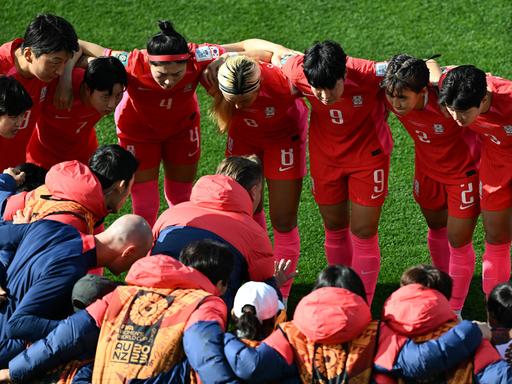Südkoreas Fußballerinnen schwören sich bei der WM in Australien vor einem Spiel ein