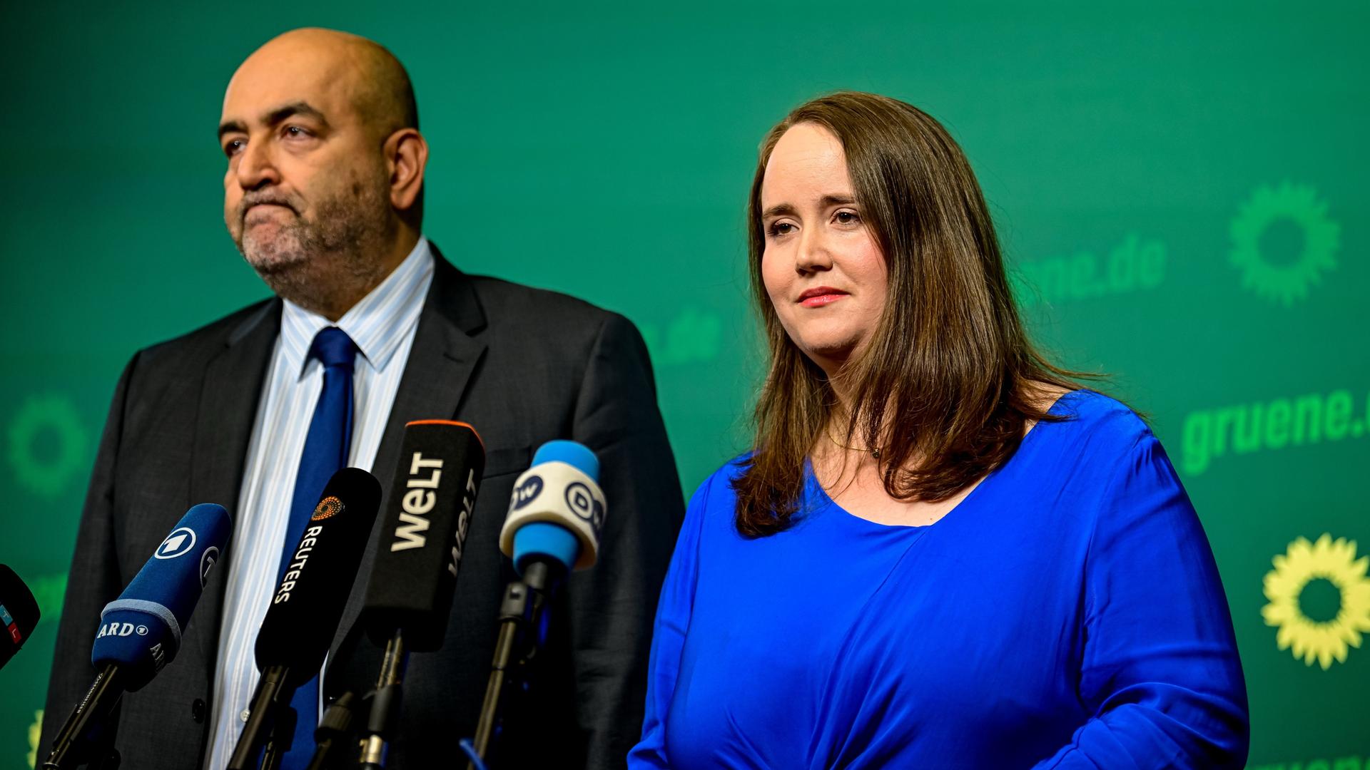 Grünen-Parteivorsitzende Ricarda Lang (r) und Omid Nouripour ziehen nach den Misserfolgen der Partei bei mehreren Wahlen personelle Konsequenzen.