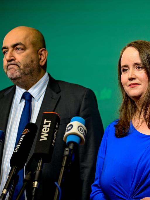 Grünen-Parteivorsitzende Ricarda Lang (r) und Omid Nouripour ziehen nach den Misserfolgen der Partei bei mehreren Wahlen personelle Konsequenzen.