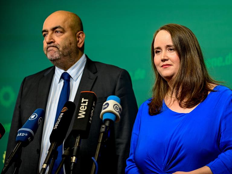 Grünen-Parteivorsitzende Ricarda Lang (r) und Omid Nouripour ziehen nach den Misserfolgen der Partei bei mehreren Wahlen personelle Konsequenzen.