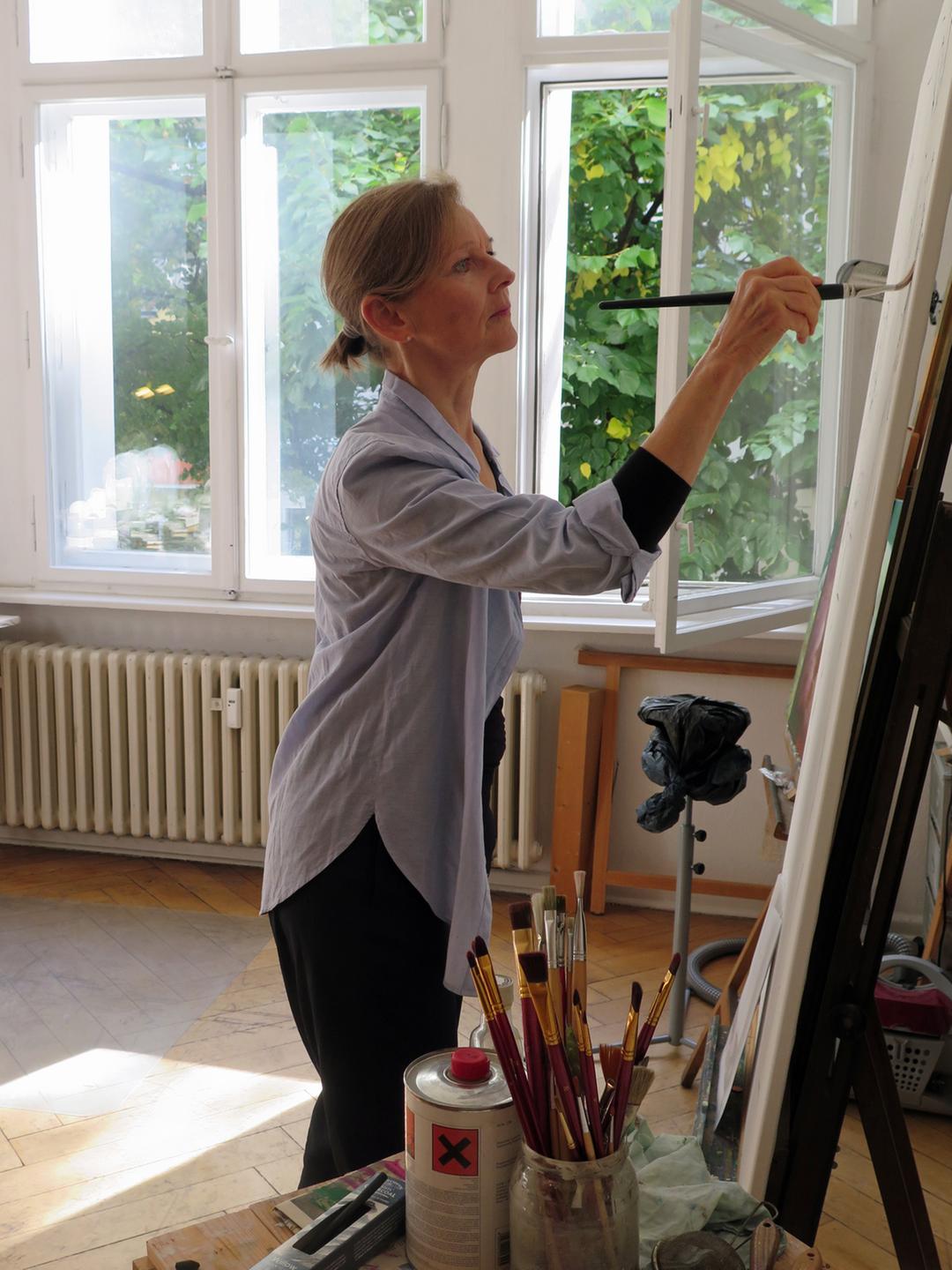 Irmgard Berner beim Malen in ihrem Atelier