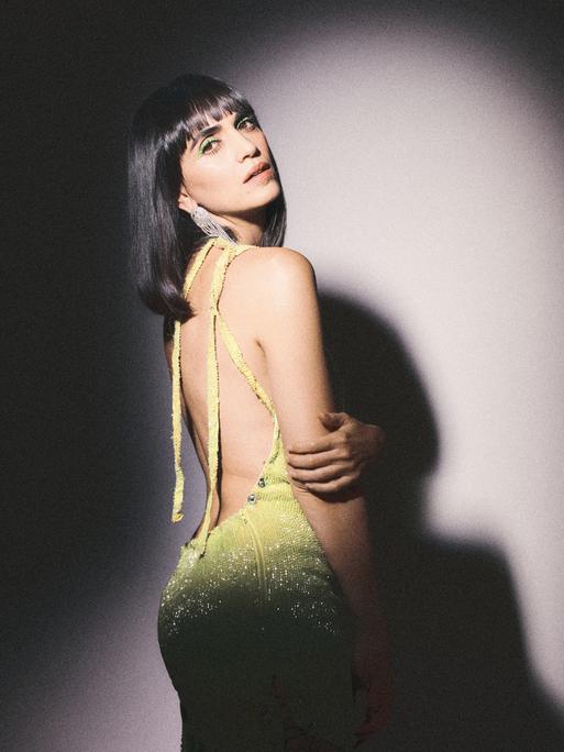 Die israelisch-iranische Sängerin Liraz in einem eleganten Kleid im Spotlight.