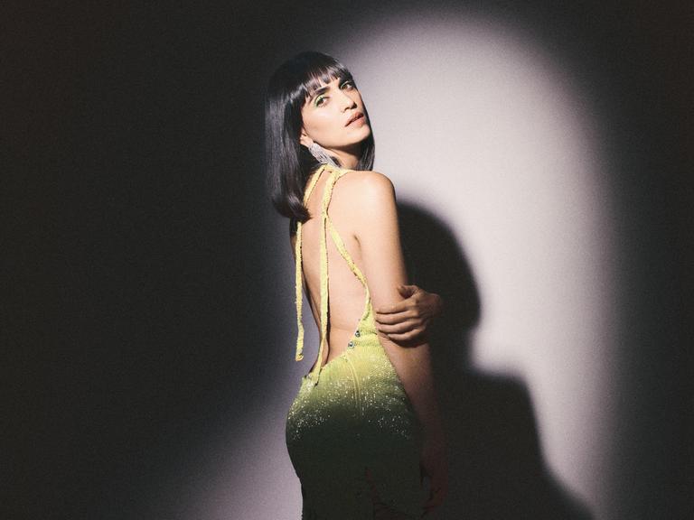 Die israelisch-iranische Sängerin Liraz in einem eleganten Kleid im Spotlight.