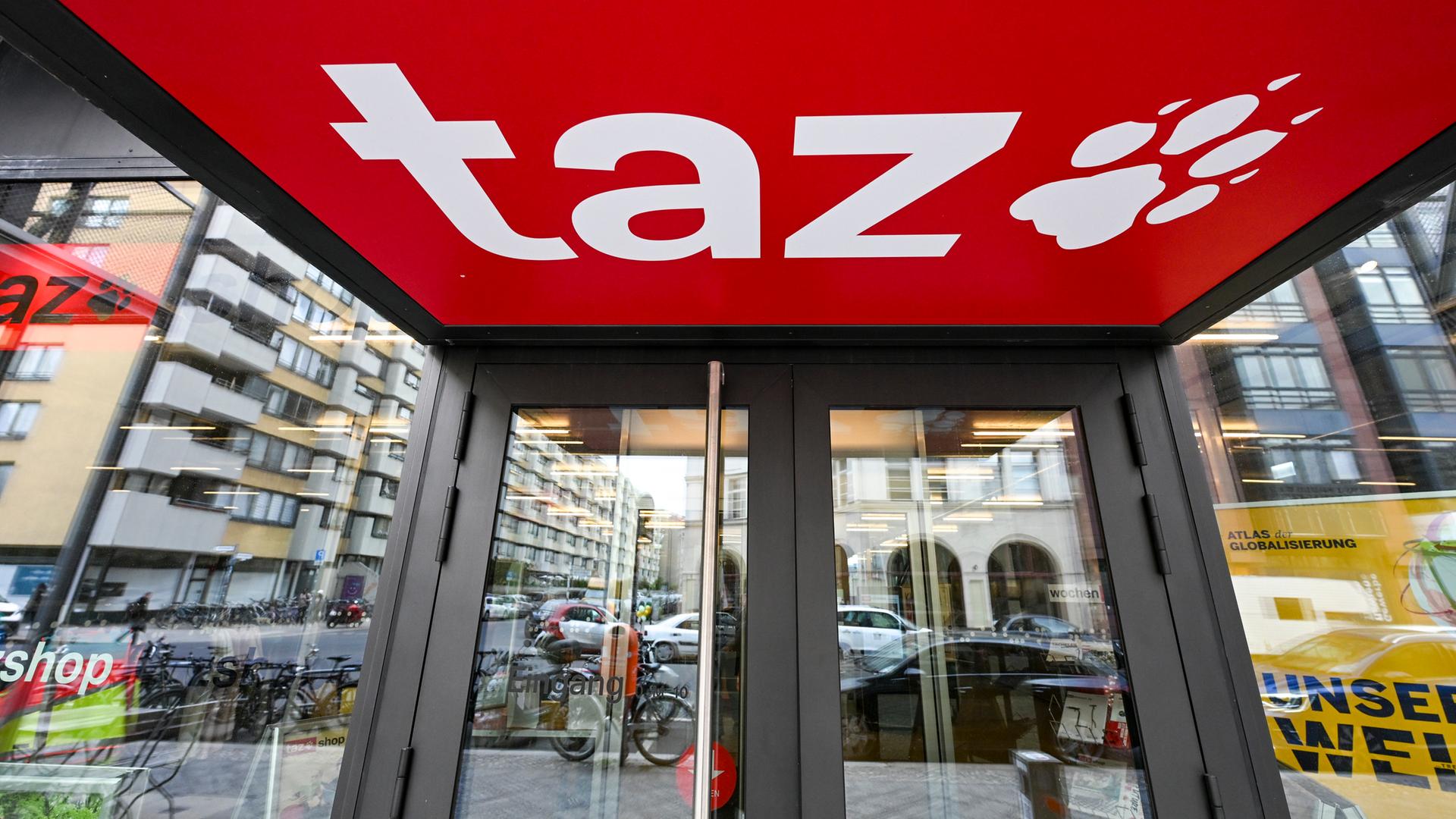 Berlin: Der Eingang zum Verlagsgebäude der Tageszeitung taz in der Friedrichstraße.
