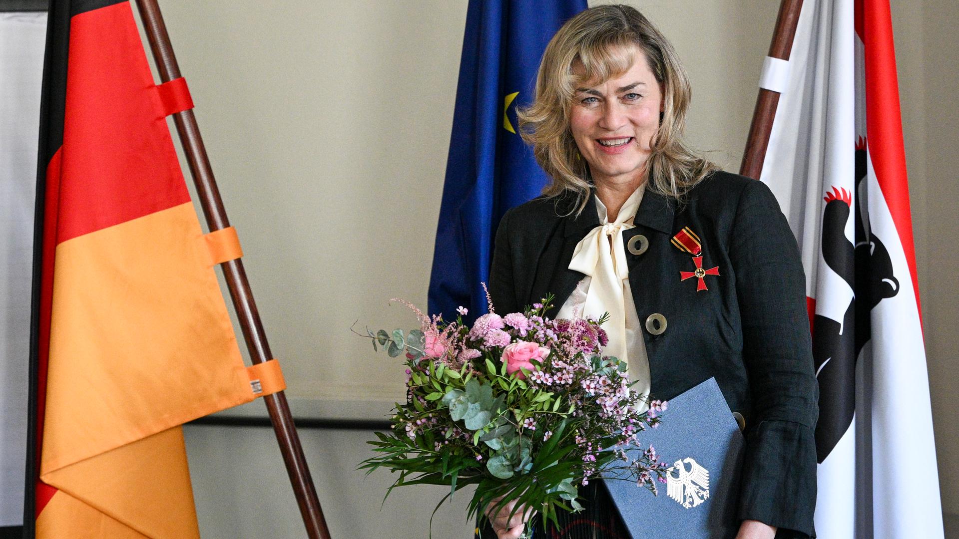 Schauspielerin Gesine Cukrowski bekommt das Verdienstkreuz am Bande der Bundesrepublik Deutschland. Sie engagiert sich seit Jahren für frauen- und gleichstellungspolitische Themen. 