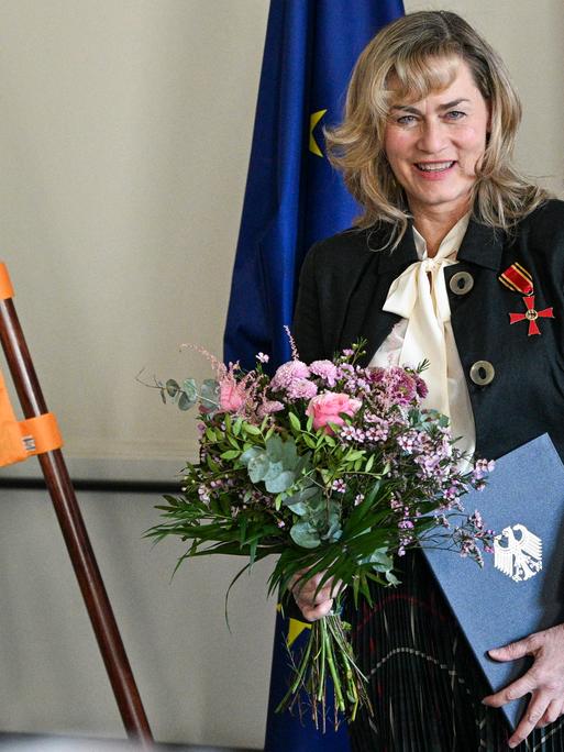 Schauspielerin Gesine Cukrowski bekommt das Verdienstkreuz am Bande der Bundesrepublik Deutschland. Sie engagiert sich seit Jahren für frauen- und gleichstellungspolitische Themen. 