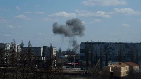 Rauch steigt im ukrainischen Sumy von einer Explosion nach einem russischen Drohnenangriff auf. 
